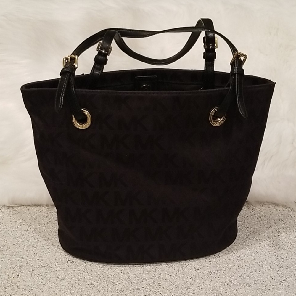 Micheal kors bucket purse
